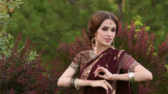 Indian Girl with Kundan Jewellery and Mehendi. alt