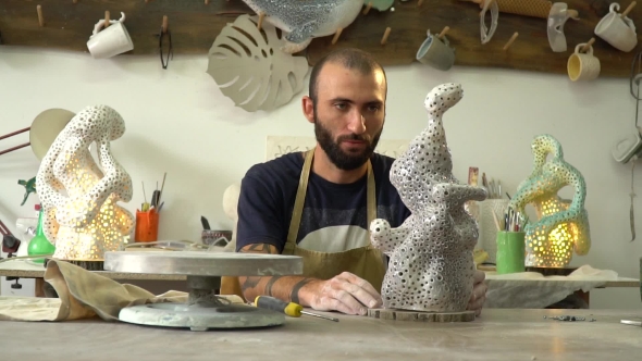 Making a Lamp in the Pottery Workshop alt