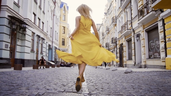 The Girl Is Running alt