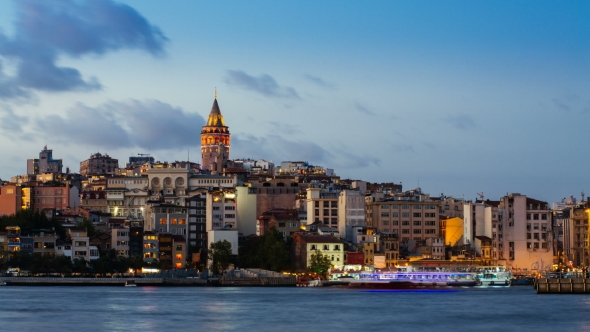 Day To Night  of Istanbul Cityscape with Galata Tower and Floating Tourist Boats in Bosphorus alt