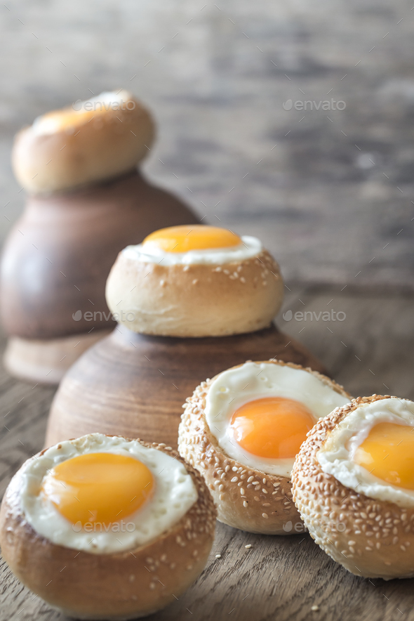 Egg-in-a-hole buns