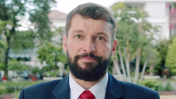 Portrait Senior Bearded Smiling Businessman on the Street alt