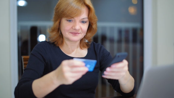 Adult Lady Is Paying Online 