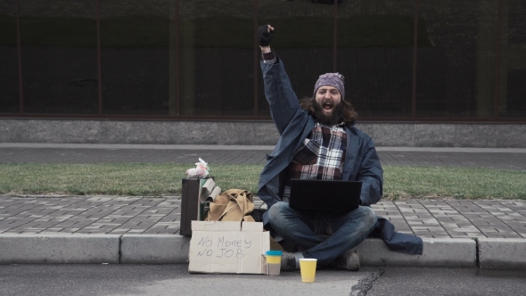 Funny Homeless Beggar Winning a Fortune Online alt