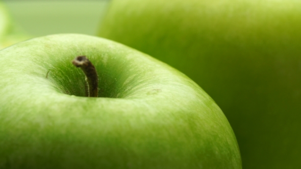 Dew on the Green Apple