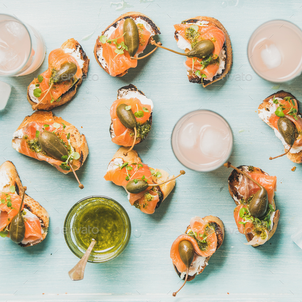 Crostini with smoked salmon and pink grapefruit cocktails - Stock Photo - Images