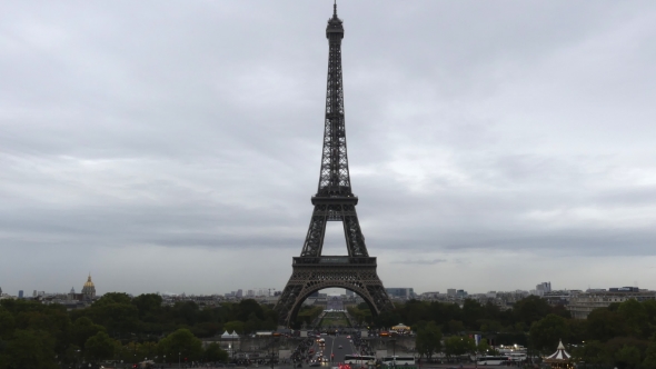Crowded Champ De Mars and the Eiffel Tower in Paris alt