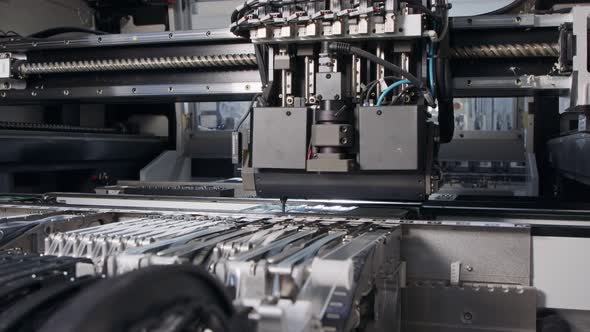 SMT machine places resistors, capacitors, transistors on circuit boards at high speed alt