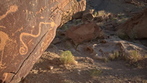 Wandering petroglyphs in Dray Wash in the Utah desert alt