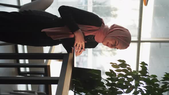 Online Presentation Video Meeting Woman Laptop alt