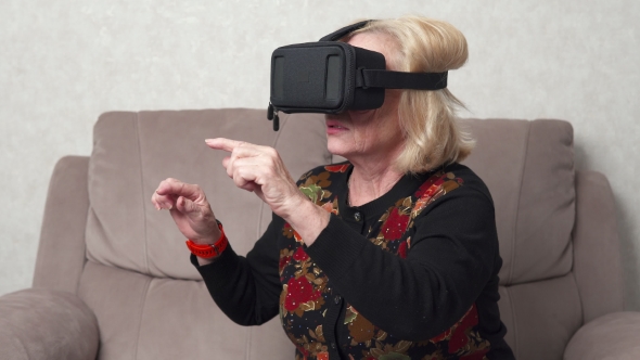Elderly Woman Using Vr Glasses alt
