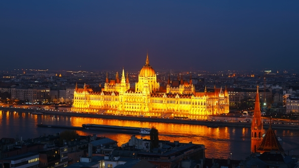 Night . Budapest with the Danube and the Parliament Building, Hungary. Aerial View of Budapest alt