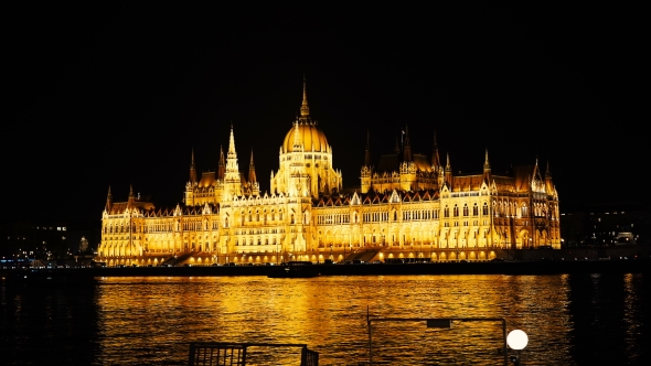 Night . Budapest with the Danube and the Parliament Building, Hungary. Aerial View of Budapest alt