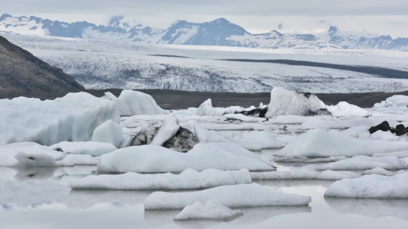 Icebergs in Fjallsarlon Glacial Lagoo