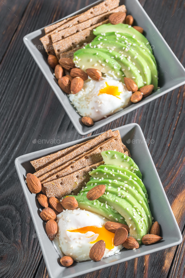 Poached egg with avocado and almonds