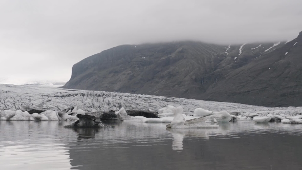 Icebergs in Fjallsarlon Glacial Lagoo