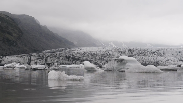 Icebergs in Fjallsarlon Glacial Lagoo