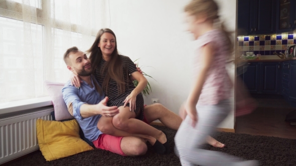 Happy Family Moments alt