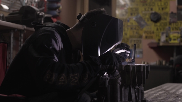 Welding of the Aluminium in Motorcycle Garage Repear alt