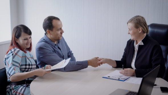 Married Couple Successfuly Discussed All Details with Adviser alt