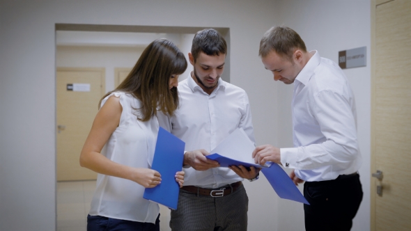 Young Lawyers Ask for Help From a Man Who Walks Down the Corridor, the Legal Agency Employees alt
