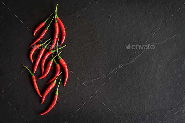 Sammenligne Diplomatiske spørgsmål resident Red chili pepper on black background, Top view Stock Photo by kitzstocker