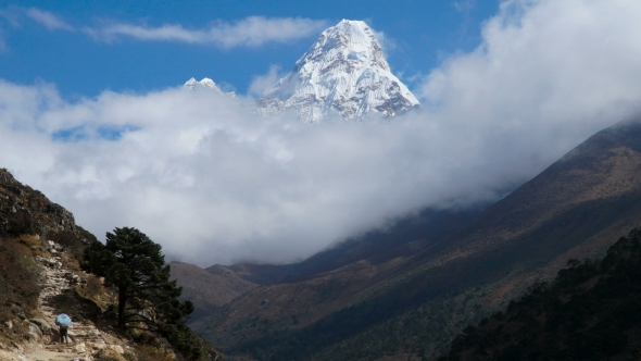 The Movement of Clouds Over the Mountain Ama Dablam alt