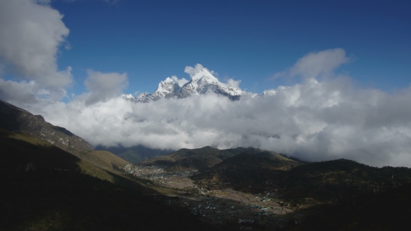 The Movement of Clouds Over the Mountain Kangtega alt