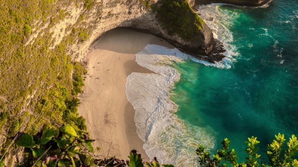 Coastline or Kelingking Beach on Nusa Penida Island, Indonesia alt