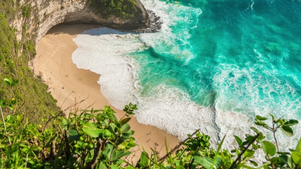 Ariel  View on Beach with Waves and People at Kelingking Beach on Nusa Penida Island, Bali, Indonesi alt