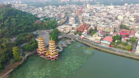 Dragon and Tiger Pagodas famous building in southern Kaohsiung, Taiwan. alt