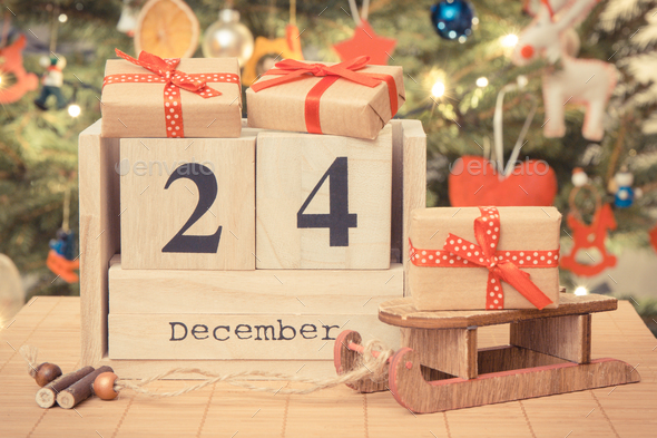 Date 24 December on calendar, wrapped gifts and christmas tree Stock ...