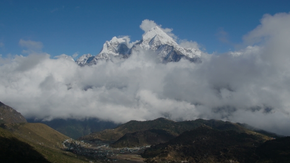 The Movement of Clouds Over the Mountain Kangtega alt