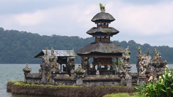 Pura Ulun Danu Bratan Temple. . Bratan Lake, Bali, Indonesia alt