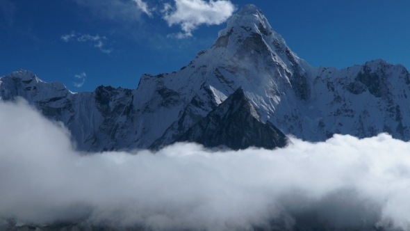 The Movement of Clouds Over the Mountain Ama Dablam alt