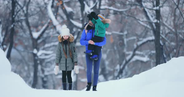 Friendly and Cheerful Family Walks in the Winter alt