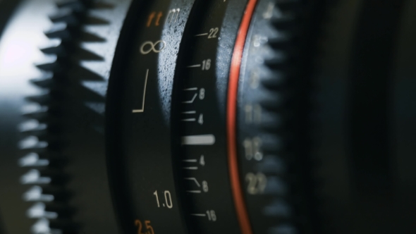 Movement of the Lens Diaphragm Divisions and Focus