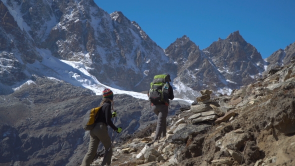 Girls Tourist Go on the Trail in the Himalayas alt