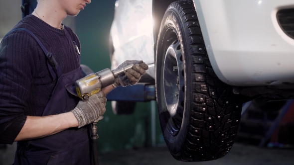 Work Process in the Maintenance Centre. alt