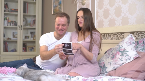 Pregnant Woman and Her Husband Consider Photo 3D Ultrasound Baby in the Womb alt