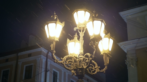 Street Lamp Falling Snow alt
