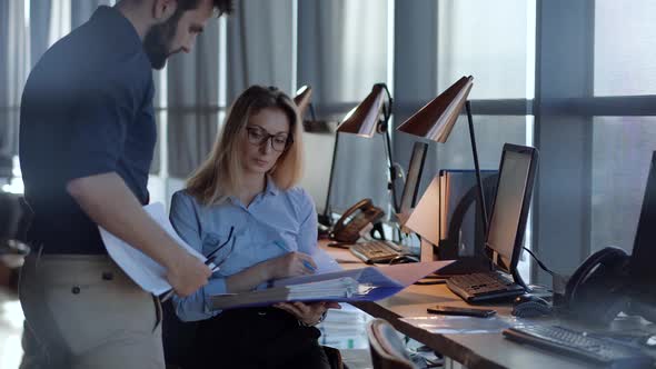 Colleague Read Investor Report Briefing Document.Manager Contract Negotiate Marketing Project Offer. alt