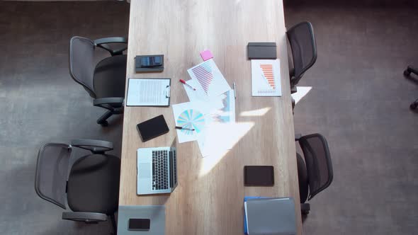 Business Partners Have Met in Office alt