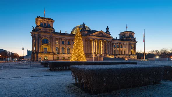 Night to Day Time Lapse with christmas tree in front of Reichstag Building in Berlin, Germany alt