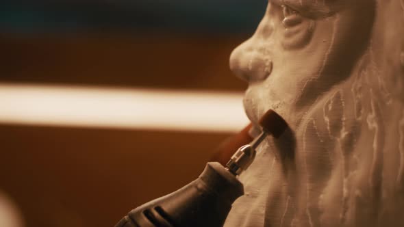 Crop Sculptor Polishing Plaster Head alt