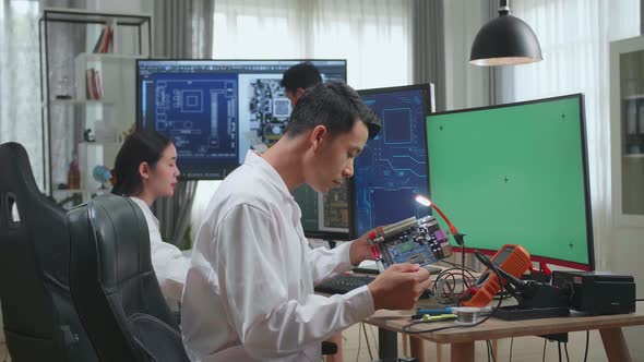 Asian Team Of Multi Engineers, Scientists Work On Green Chroma Key Screen Computer, Talk alt