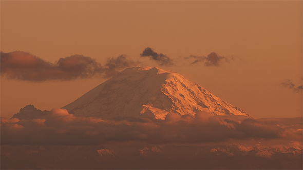 Seattle, Washington, USA - The Mount Rainier at Sunset alt