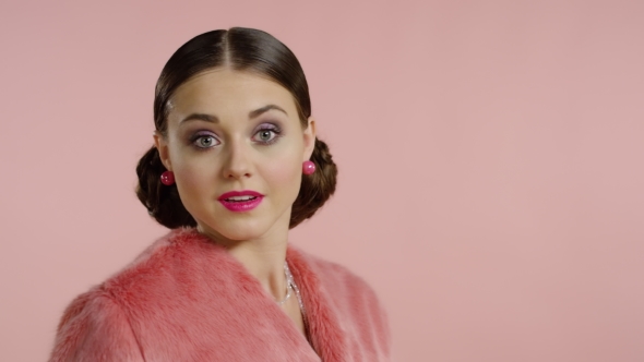 Model in Vintage Outfit alt