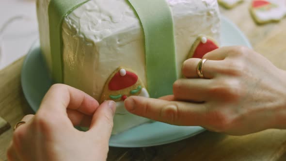 I Add Gingerbread Cookers in the Shape of Santa Claus to the Christmas Cake alt