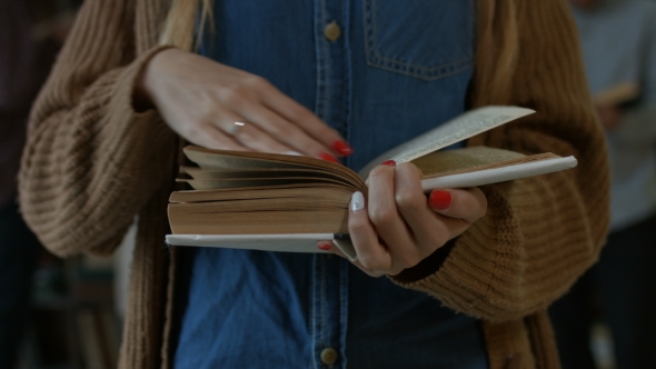 Midcsection of Female Student Reading a Book alt